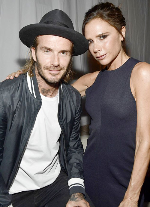 Chụp hình cùng Beckham nhưng Victoria lại ôm eo người đàn ông khác
