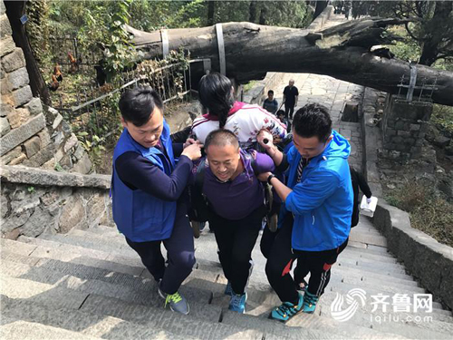 Chồng cõng vợ hơn 6.000 bậc đá đi vãn cảnh