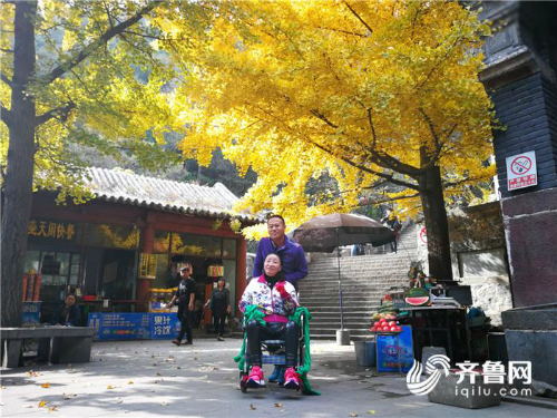 Chồng cõng vợ hơn 6.000 bậc đá đi vãn cảnh