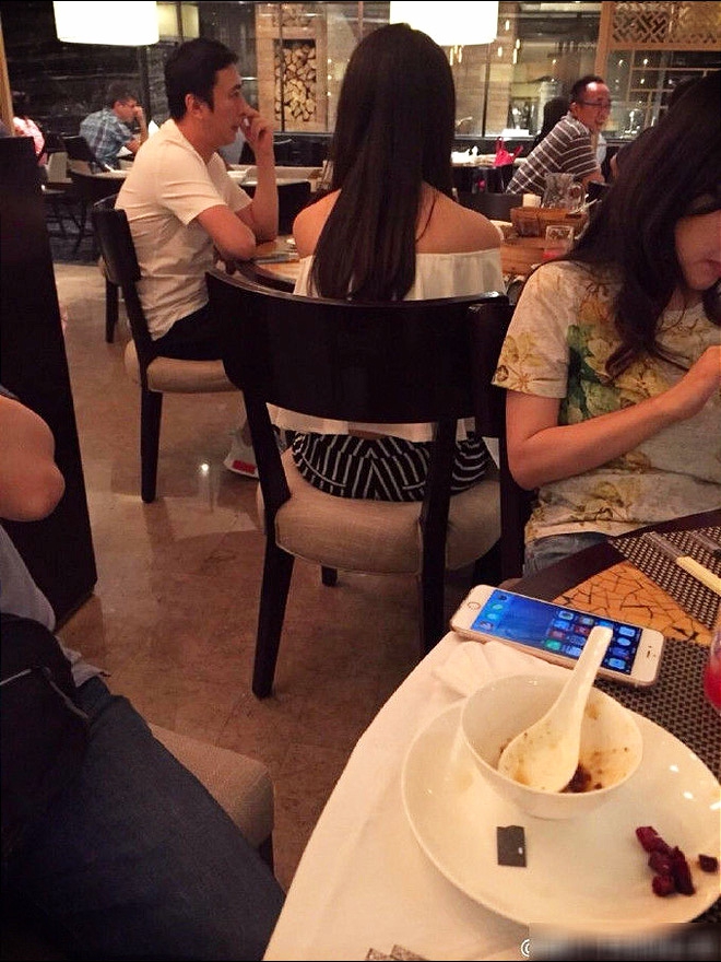 Gặp chồng như thế này, bạn sẽ xử lý sao: Để vợ bầu mệt mỏi nằm nhà, mình chở vợ người khác đi đám cưới