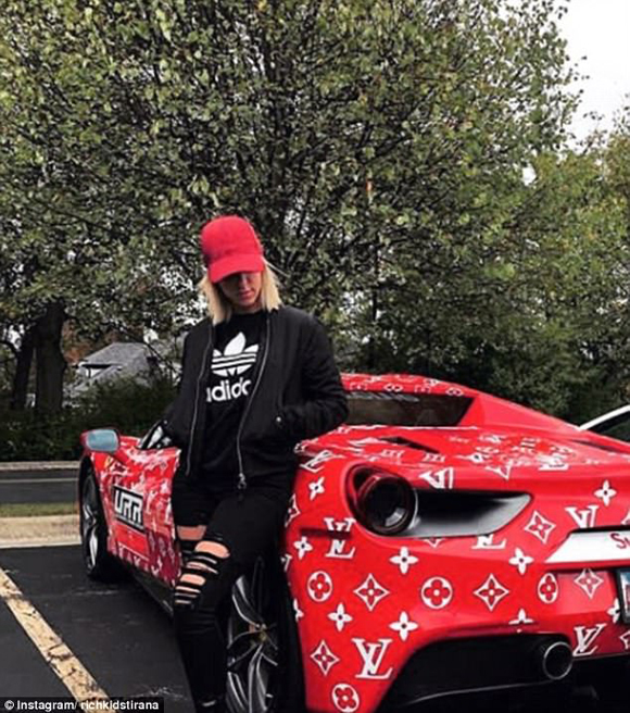 Con nhà giàu Albania đeo đồng hồ cho vô-lăng xe siêu sang