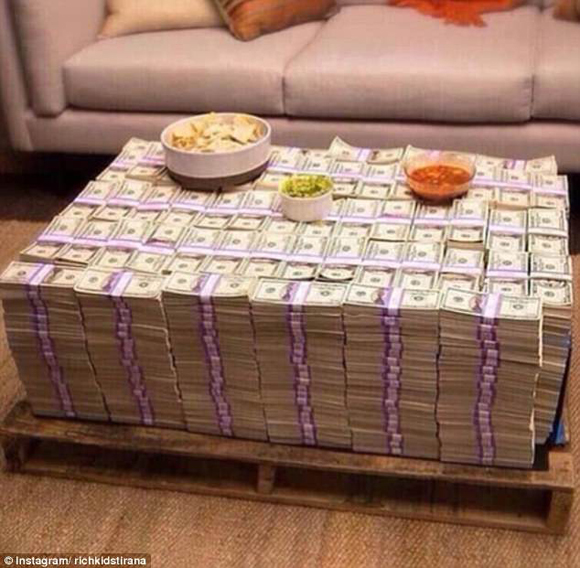 Con nhà giàu Albania đeo đồng hồ cho vô-lăng xe siêu sang