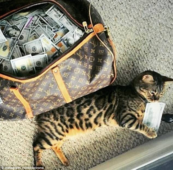 Con nhà giàu Albania đeo đồng hồ cho vô-lăng xe siêu sang