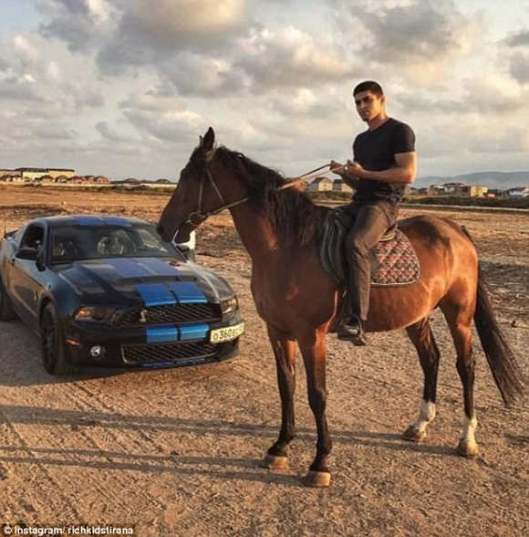 Con nhà giàu Albania đeo đồng hồ cho vô-lăng xe siêu sang