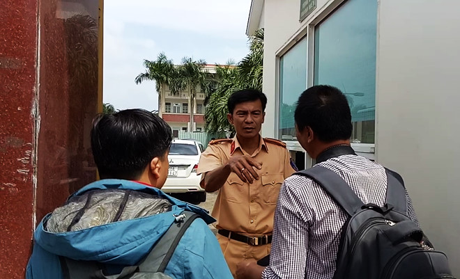 CSGT Đồng Nai khuyên tài xế không dùng tiền lẻ mua vé qua trạm thu phí