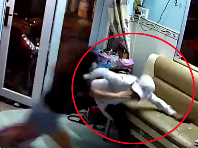 Clip: Lẻn vào nhà lục lọi rồi cướp điện thoại ngay trước mặt cô gái