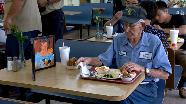 Cụ ông 93 tuổi hàng ngày ăn trưa bên di ảnh vợ