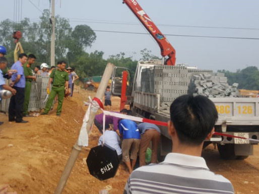 Nâng cần cẩu chạm dây điện, 1 người tử vong, 1 nguy kịch