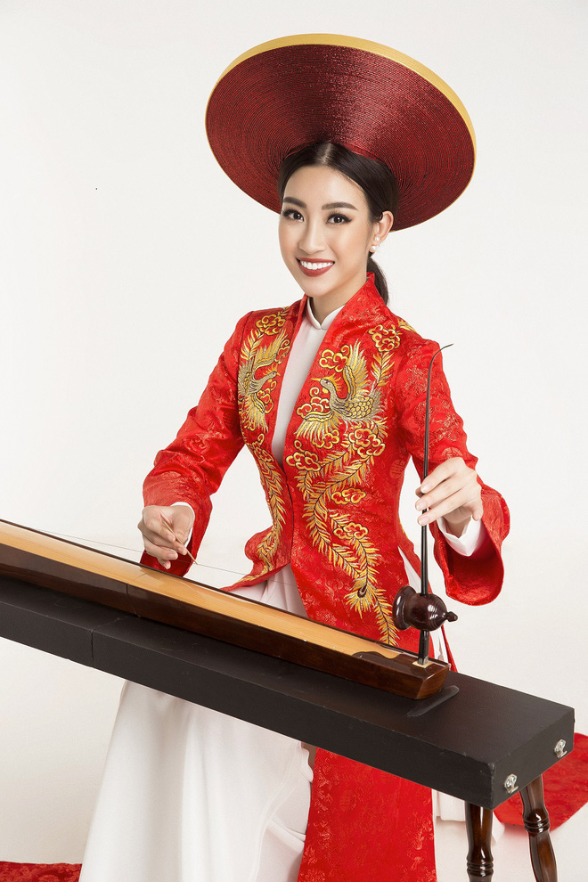 HH Đỗ Mỹ Linh tự tin độc tấu đàn bầu trong phần thi tài năng tại Miss World 2017