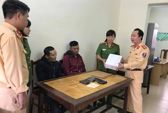 Cảnh sát chặn xe Toyota chở hơn 2 kg ma túy đá về Thái Bình