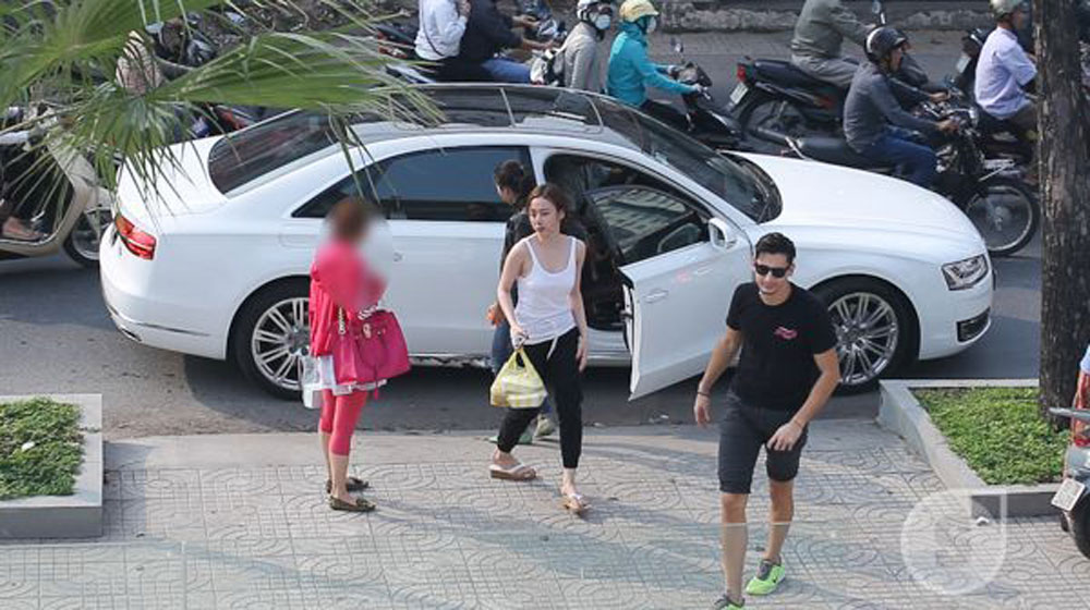 Điểm mặt các mỹ nhân showbiz Việt chơi trội mua xe gần chục tỷ