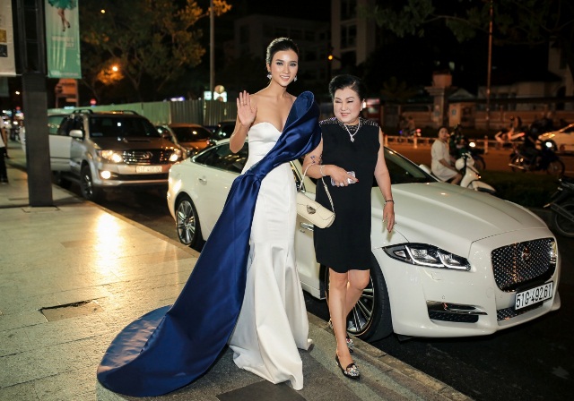 Điểm mặt các mỹ nhân showbiz Việt chơi trội mua xe gần chục tỷ