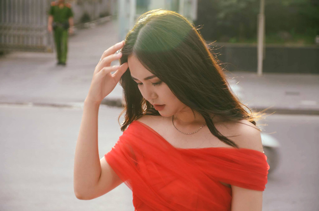 Nữ sinh Thương mại miệng móm da đen lột xác không ngờ