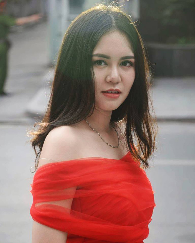 Nữ sinh Thương mại miệng móm da đen lột xác không ngờ