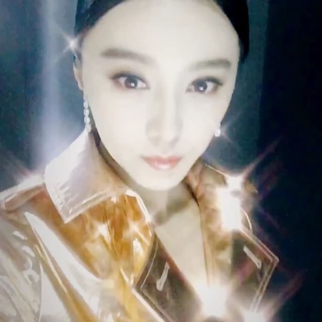 Đẳng cấp nhan sắc như Phạm Băng Băng, mặc áo giống giấy gói hoa mà vẫn khí chất hơn người