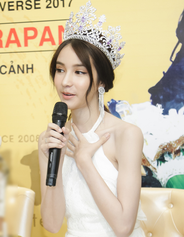 Thiên thần chuyển giới Thái khoe lưng trần ở TP HCM