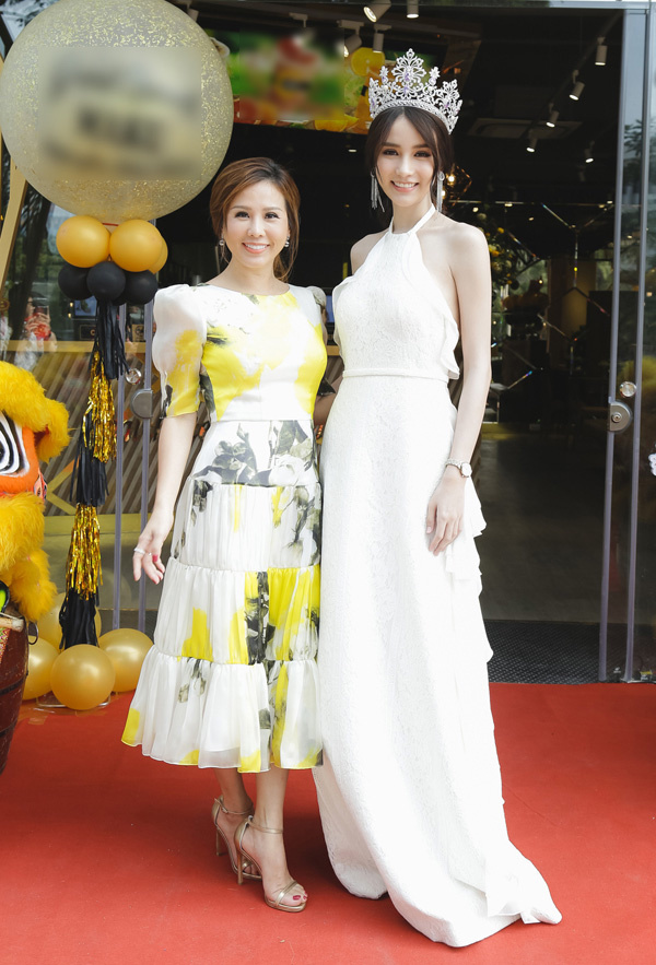 Thiên thần chuyển giới Thái khoe lưng trần ở TP HCM