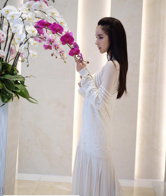 Thiên thần chuyển giới Thái khoe lưng trần ở TP HCM