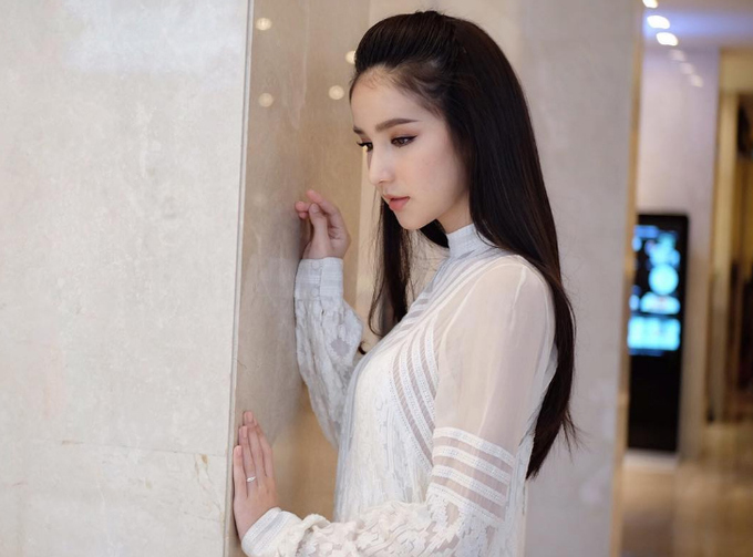 Thiên thần chuyển giới Thái khoe lưng trần ở TP HCM