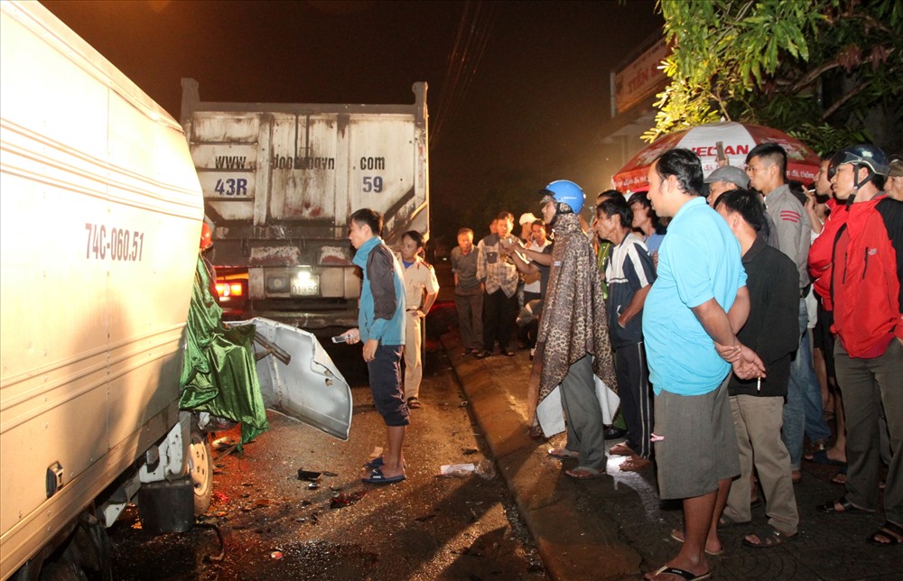 Tài xế ôtô tử vong, mắc kẹt trong cabin sau khi đâm vào đuôi xe tải