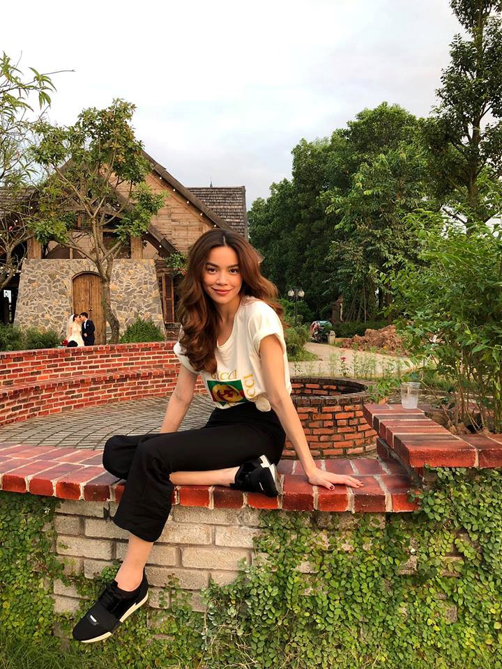 Hồ Ngọc Hà đơn giản, Phạm Hương thanh lịch xuống phố tuần qua