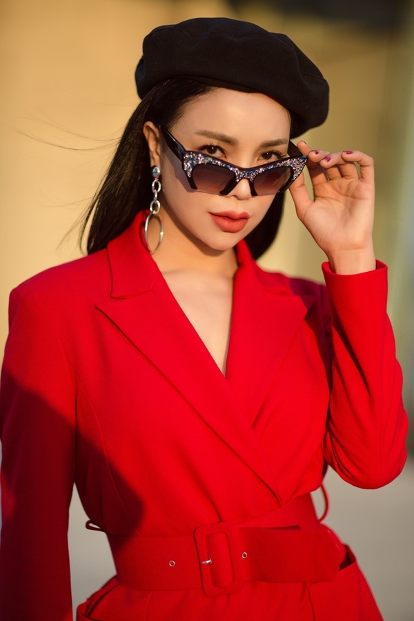 Trà Ngọc Hằng diện mốt giấu quần trên phố Seoul