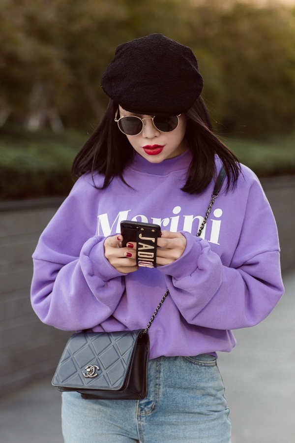 Trà Ngọc Hằng diện mốt giấu quần trên phố Seoul