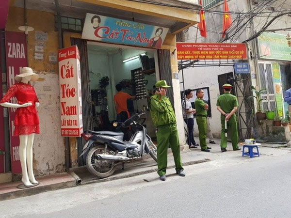 Hà Nội: Bàng hoàng phát hiện người đàn ông treo cổ lơ lửng trên cột điện ở phố Vũ Hữu