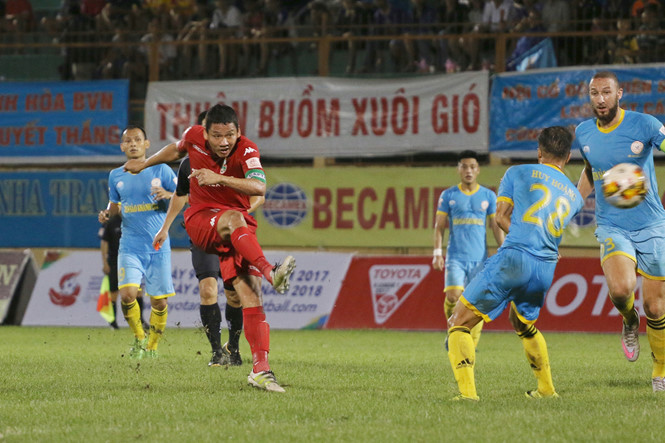 Lão tướng Anh Đức đi vào lịch sử V-League với danh hiệu Vua phá lưới
