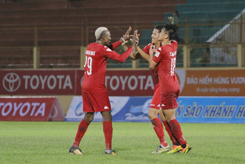 Lão tướng Anh Đức đi vào lịch sử V-League với danh hiệu Vua phá lưới