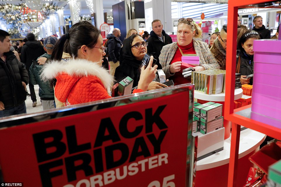 Hỗn chiến Black Friday: Trăm người tranh nhau chiếc tivi giảm giá