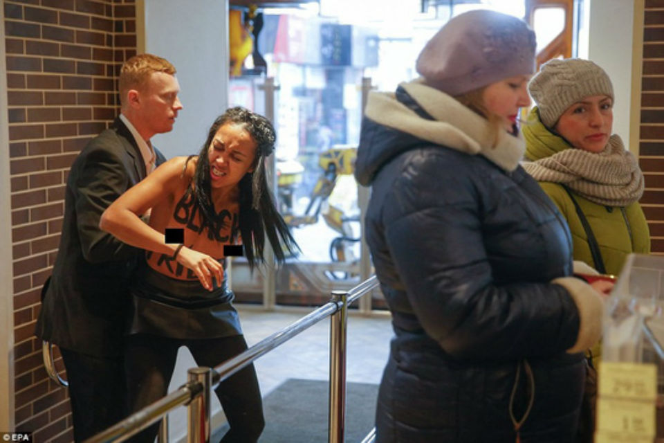 Hỗn chiến Black Friday: Trăm người tranh nhau chiếc tivi giảm giá