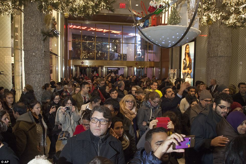 Hỗn chiến Black Friday: Trăm người tranh nhau chiếc tivi giảm giá