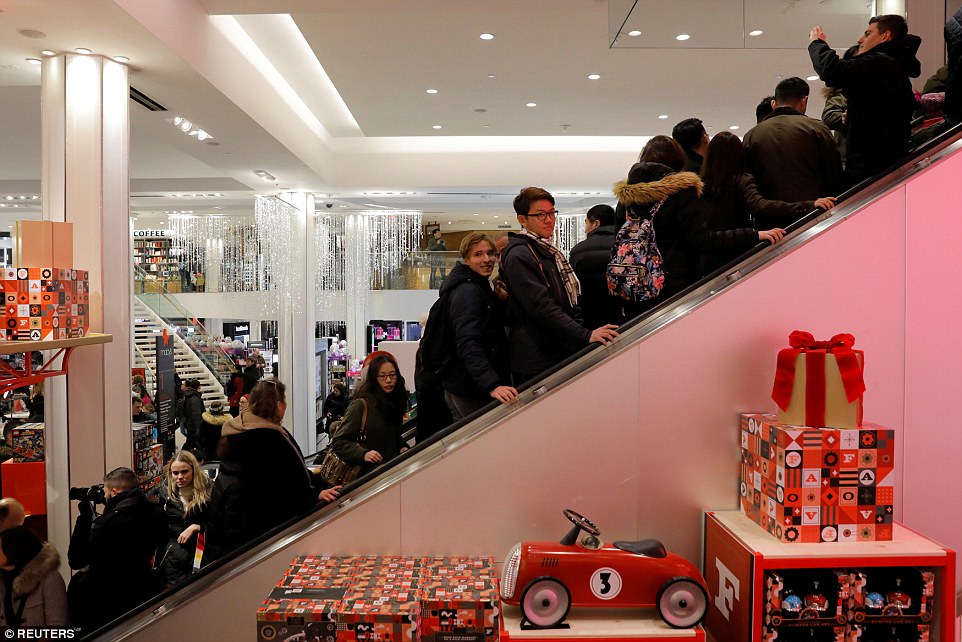 Hỗn chiến Black Friday: Trăm người tranh nhau chiếc tivi giảm giá