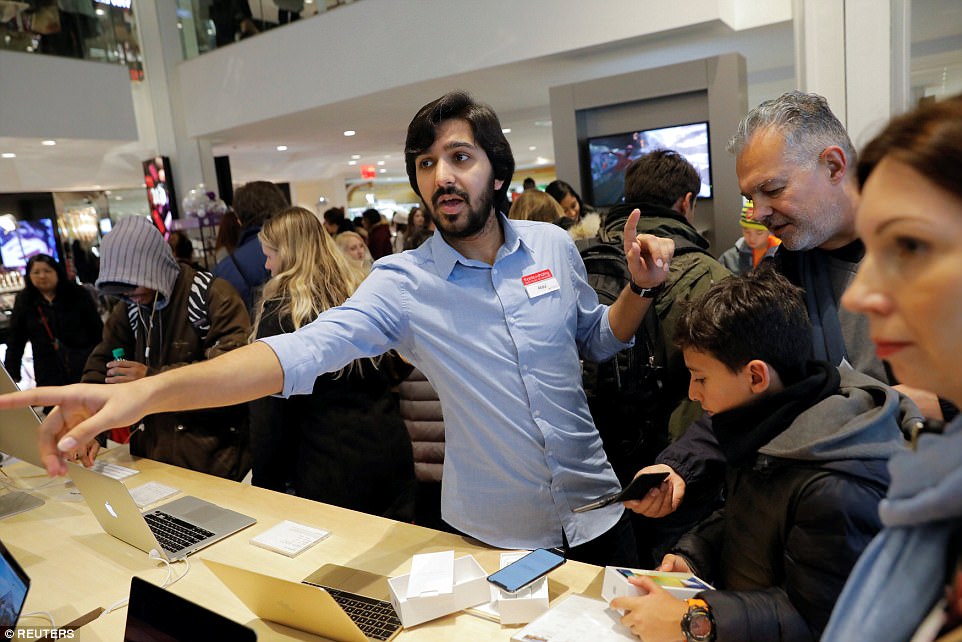 Hỗn chiến Black Friday: Trăm người tranh nhau chiếc tivi giảm giá