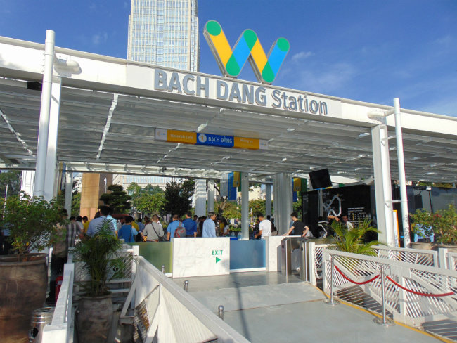 Người dân xếp hàng dài trải nghiệm buýt đường sông đầu tiên tại TP.HCM