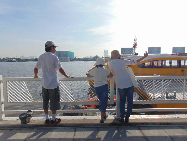 Người dân xếp hàng dài trải nghiệm buýt đường sông đầu tiên tại TP.HCM