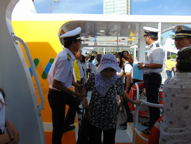 Người dân xếp hàng dài trải nghiệm buýt đường sông đầu tiên tại TP.HCM