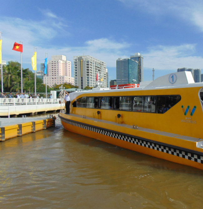 Người dân xếp hàng dài trải nghiệm buýt đường sông đầu tiên tại TP.HCM