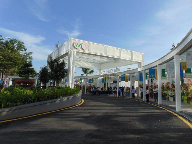 Người dân xếp hàng dài trải nghiệm buýt đường sông đầu tiên tại TP.HCM