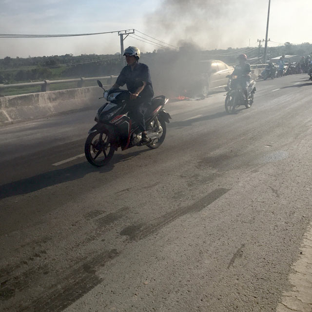 Tiền Giang: Ô tô chở 2 trẻ em đang chạy trên cầu bất ngờ bốc cháy