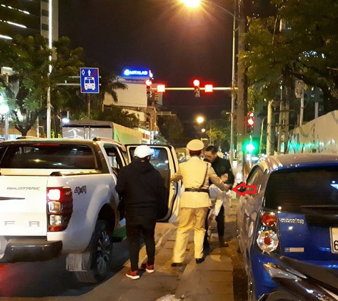 Cô gái đi xe máy bất tỉnh giữa đêm đông giá lạnh và hành động đẹp của người chiến sỹ CSGT Hà Nội