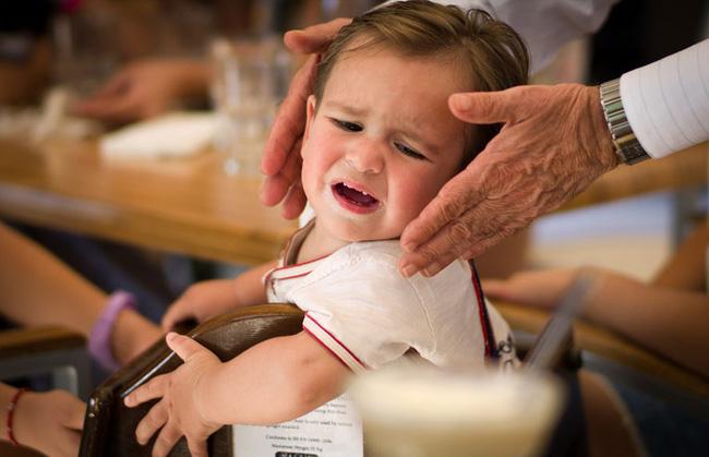 5 chiêu lạ đời có tác dụng làm dịu cơn tức giận, khóc lóc của trẻ chỉ trong vài giây