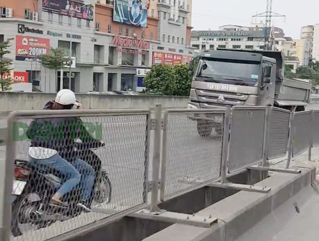 Hai cô gái đi xe máy ngược chiều ở đường Vành đai 3 trên cao