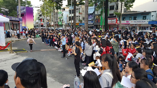 Fan Việt gây tắc nghẽn giao thông tại khu vực diễn ra MAMA 2017