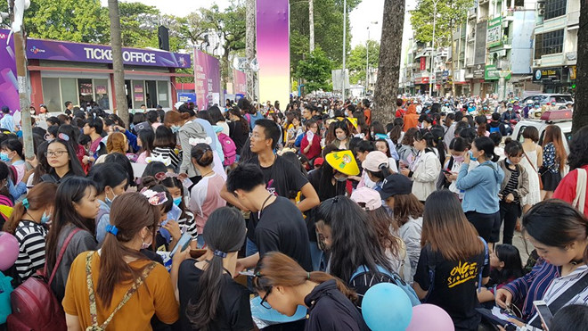 Fan Việt gây tắc nghẽn giao thông tại khu vực diễn ra MAMA 2017