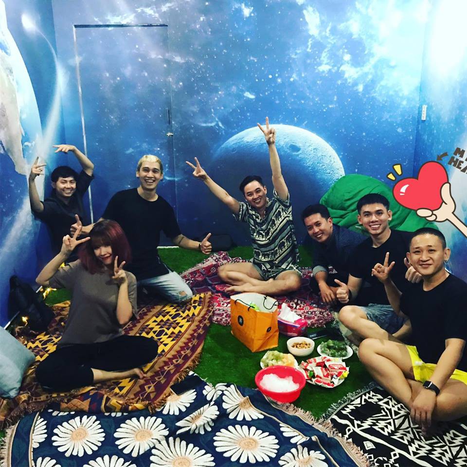 Hậu đám cưới lãng mạn cùng Kelvin Khánh, Khởi My vui vẻ tiệc tùng với hội bạn thân sao Việt