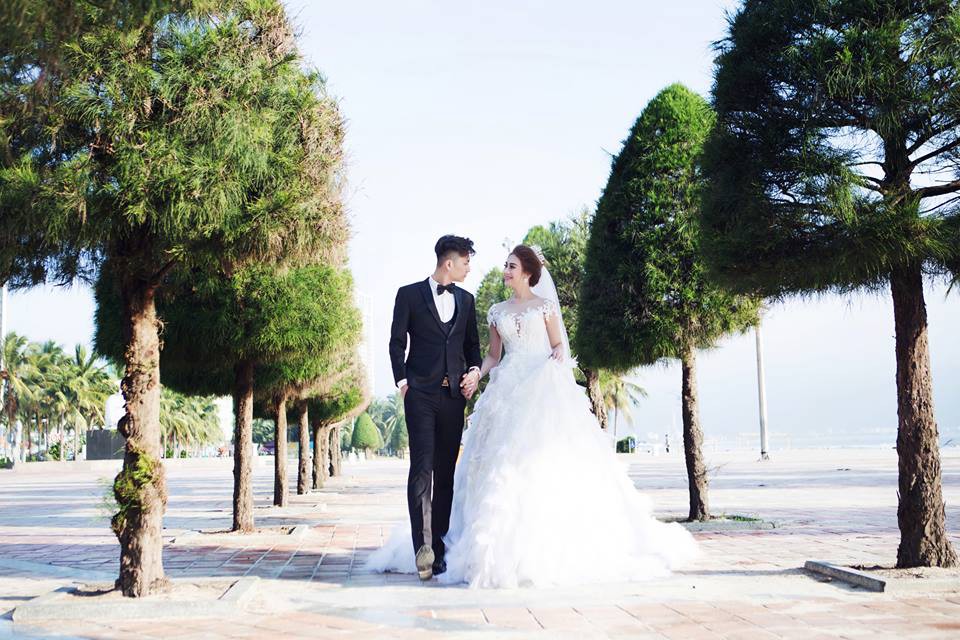 Ảnh cưới lãng mạn của mỹ nhân chuyển giới Lâm Khánh Chi và bạn trai kém 8 tuổi Ảnh cưới lãng mạn của mỹ nhân chuyển giới Lâm Khánh Chi và bạn trai kém 8 tuổi