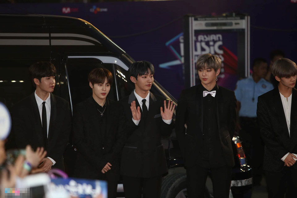 Angela Phương Trinh, Diễm My 9X gợi cảm trên thảm đỏ MAMA 2017