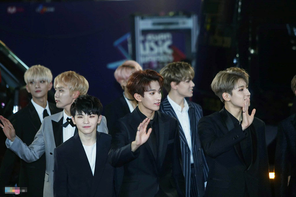 Angela Phương Trinh, Diễm My 9X gợi cảm trên thảm đỏ MAMA 2017